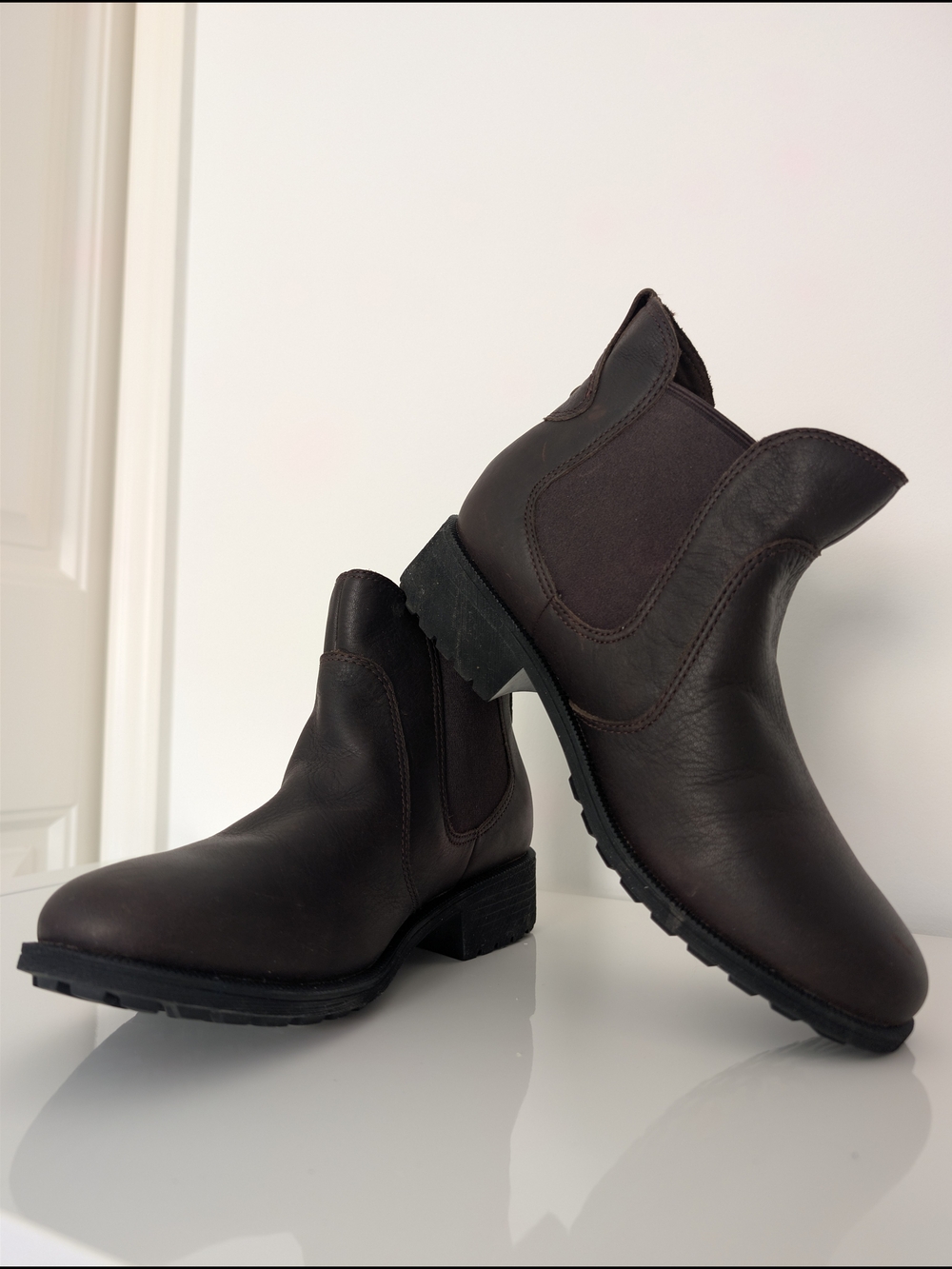 UGG Brown Leather Shearling Chelsea Boots Women’s 9 NEW